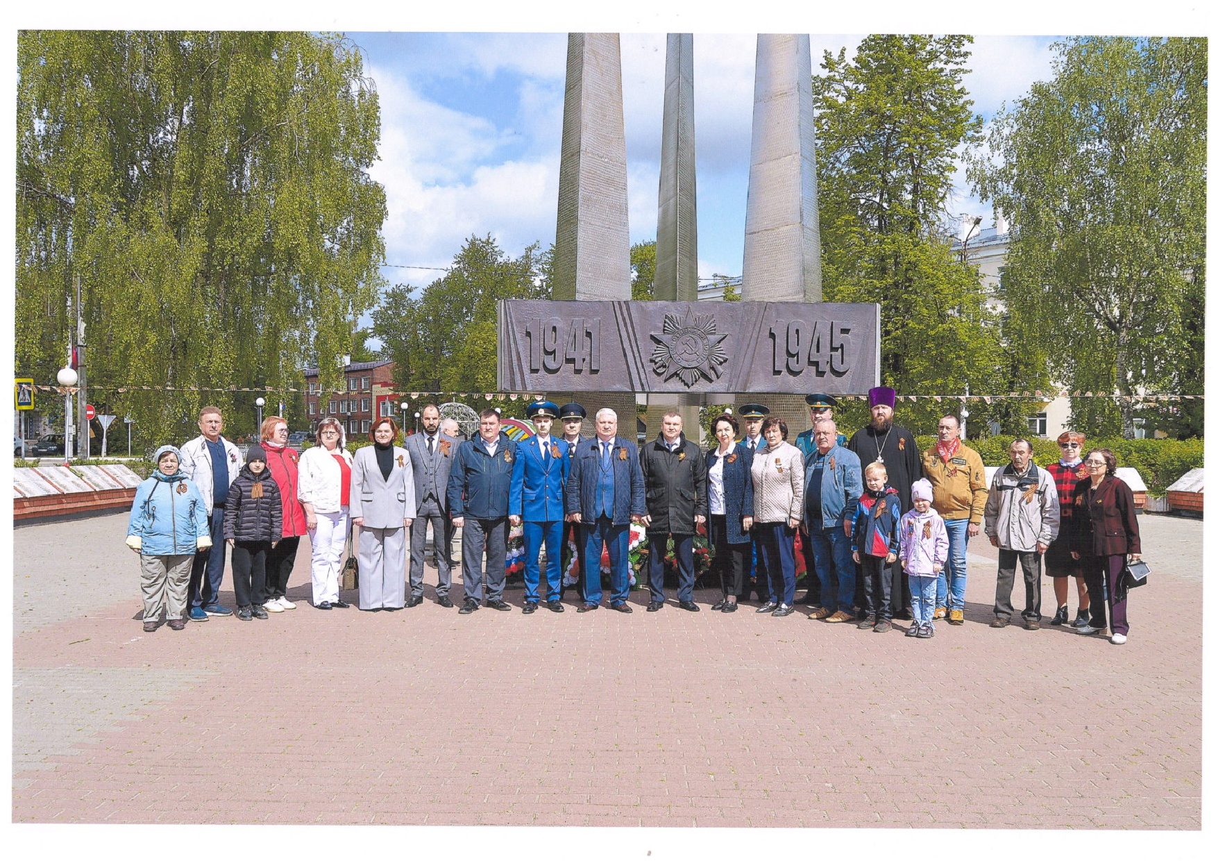 Участники церемонии возложения венков к вечному огню на пл. Победы 08.05.2025 фото Ю.С.Клементьева